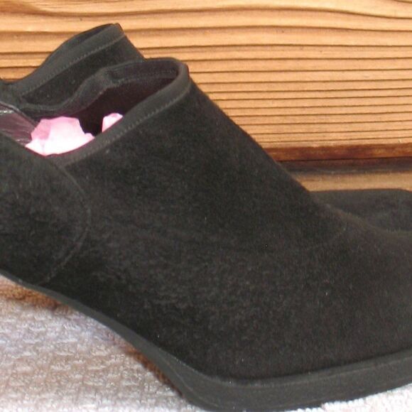 NWOB Black Suede Booties - Picture 6 of 9